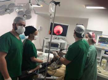 Cirurgião torácico Rodolfo Tenório e equipe no centro cirúrgico da Santa Casa de Maceió