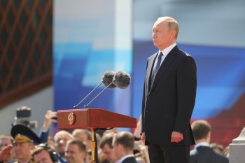 Putin assiste a parada militar nesta segunda-feira (7) após cerimônia em que tomou posse para seu quarta mandato presidencial na Rússia