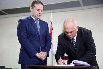 Otávio Praxedes assina termo de posse para assumir o Governo; ao lado, o governador Renan Filho. Foto: Caio Loureiro. 