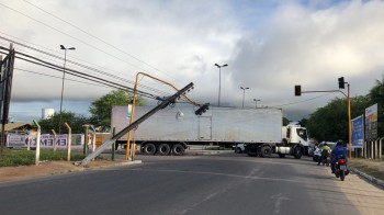 Caminhão derruba postes no centro de Arapiraca