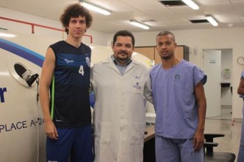 Médico Fábio Jorge de Lima entre atletas em tratamento 