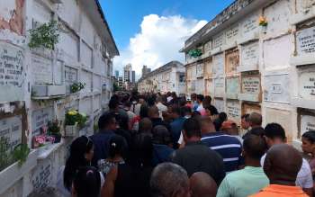Policial militar foi enterrado no final da manhã deste domingo (Foto: Camila Oliveira/TV Bahia) 