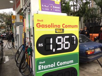 Posto de combustível na Zona Sul vende gasolina abaixo do preço normal em protesto contra impostos (Foto: Marina Pinhoni/G1) 
