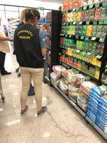 Procon durante pesquisa de preços em supermercado 