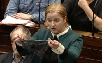 Deputada Ruth Coppinger levou o-dental para o Parlamento irlandês para protestar contra a absolvição