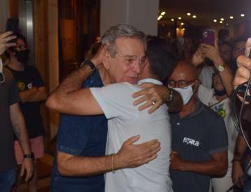 Ronaldo Lessa abraça aliados em comemoração pela eleição