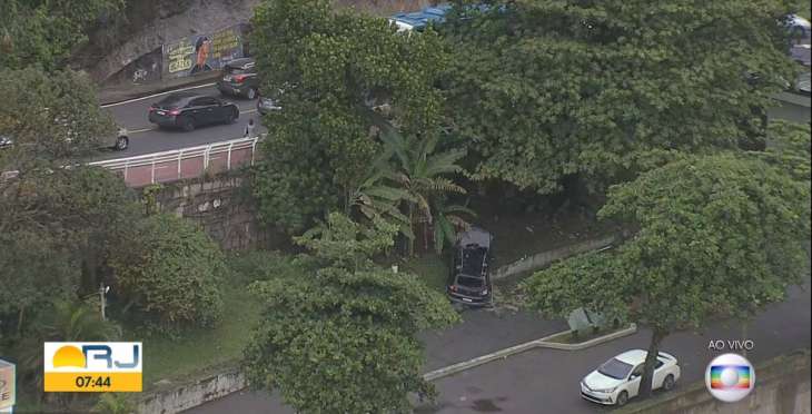 Motorista perde o controle e carro despenca da Avenida Niemeyer - Alagoas  24 Horas: Líder em Notícias On-line de Alagoas