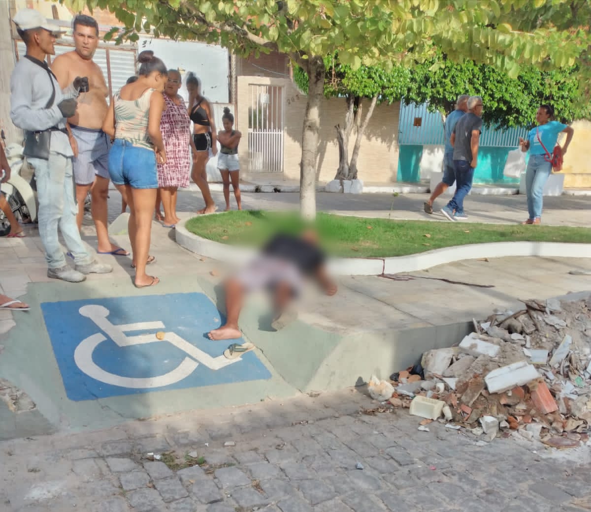 Jovem é executado a tiros em praça pública no interior de Alagoas