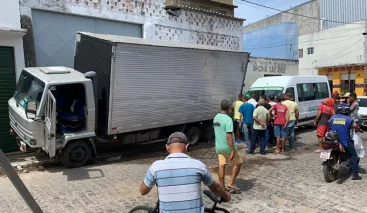 Colisão de caminhão e van em Santana do Ipanema