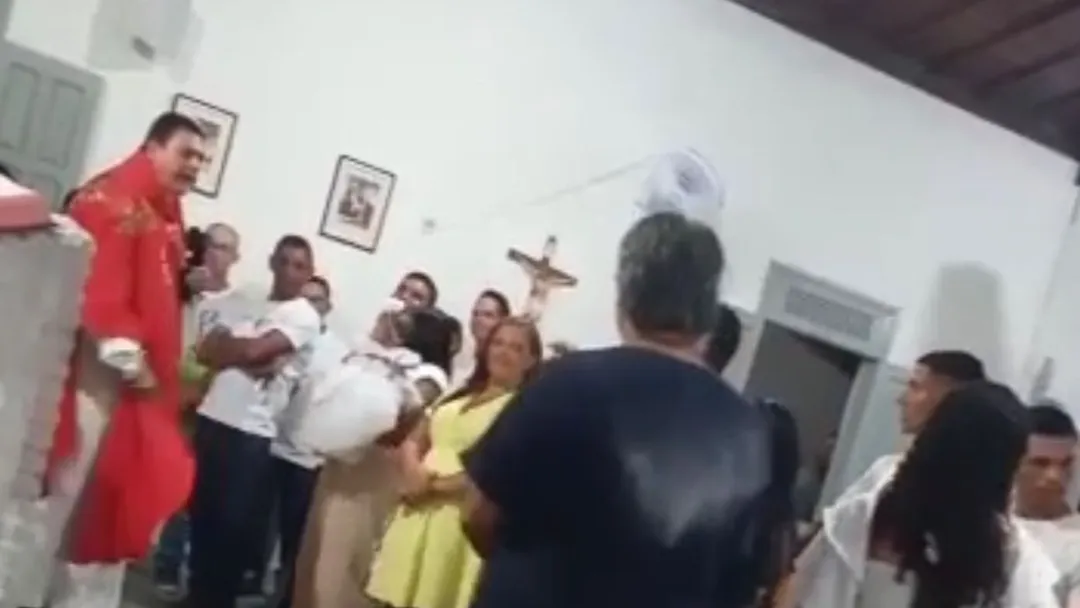 Ele gritou bem alto na frente de todo mundo: essa daí eu não batizo', disse  mãe de criança que teve o padrinho expulso da igreja por padre em SE, Sergipe